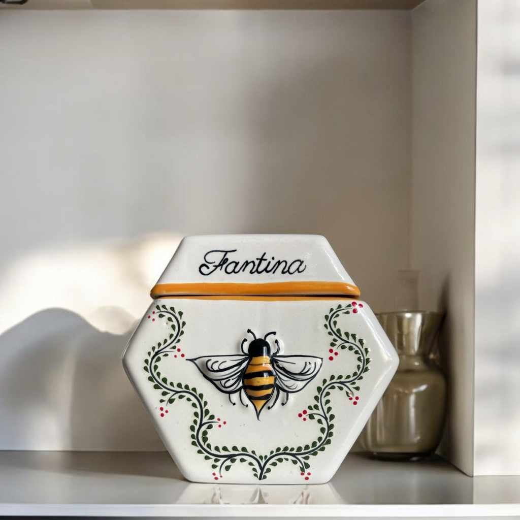 Fantina Miel de Mezquite — Edición Limitada “Flor del Desierto” (800g)

Descubre la esencia del desierto mexicano. Esta edición exclusiva de solo 700 piezas contiene 800g de miel pura de floración de mezquite, cosechada de manera ética y envasada en un jarro de cerámica hecho y pintado a mano por artesanos de Tlaquepaque.

En Fantina creemos en algo simple: crear conexiones humanas compartiendo miel mexicana real. Cada frasco es más que un alimento: es un ritual para detenerse, compartir y celebrar lo autén