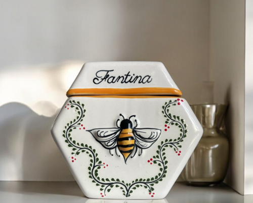 Fantina Miel de Mezquite — Edición Limitada “Flor del Desierto” (800g)

Descubre la esencia del desierto mexicano. Esta edición exclusiva de solo 700 piezas contiene 800g de miel pura de floración de mezquite, cosechada de manera ética y envasada en un jarro de cerámica hecho y pintado a mano por artesanos de Tlaquepaque.

En Fantina creemos en algo simple: crear conexiones humanas compartiendo miel mexicana real. Cada frasco es más que un alimento: es un ritual para detenerse, compartir y celebrar lo autén