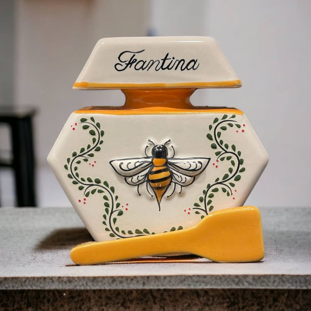 Esencia

Sabor Puro y Sofisticado – Notas florales y delicadas, sin mezclas ni jarabes.

Origen Ético y Orgánico – Cosecha en micro-lotes para preservar la biodiversidad.

Arte en Cada Frasco – Cerámica coleccionable que conserva la frescura y decora tu hogar.

Edición Numerada – Solo 700 piezas disponibles: cuando se agoten, no vuelve.

Bienestar Natural – Rica en enzimas, antioxidantes y minerales para tu salud diaria.
